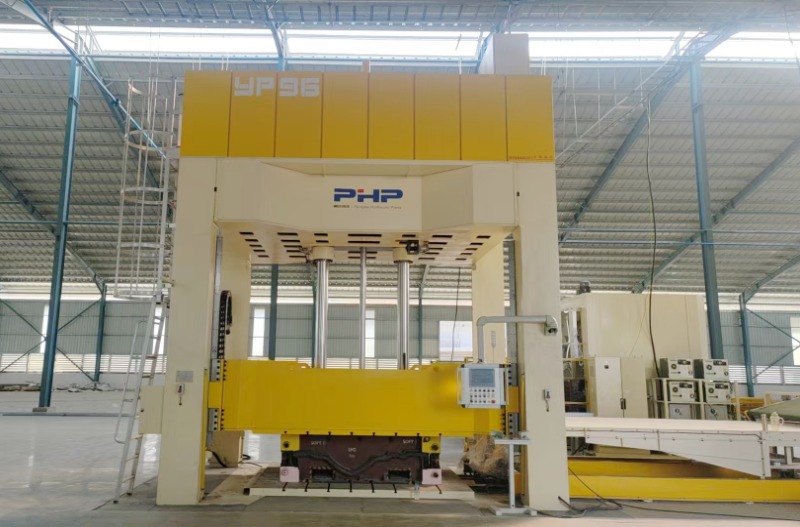 Echipa de service PHP a finalizat cu succes instalarea și punerea în funcțiune a unei prese de piese interioare de 150 de tone în Indonezia