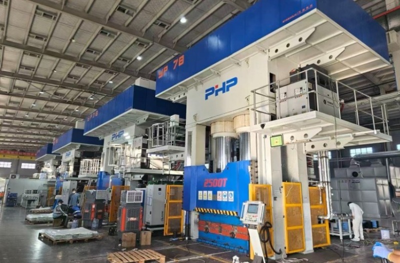 Cum îmbunătățește turnarea prin compresie utilizarea materialului și reduce deșeurile?