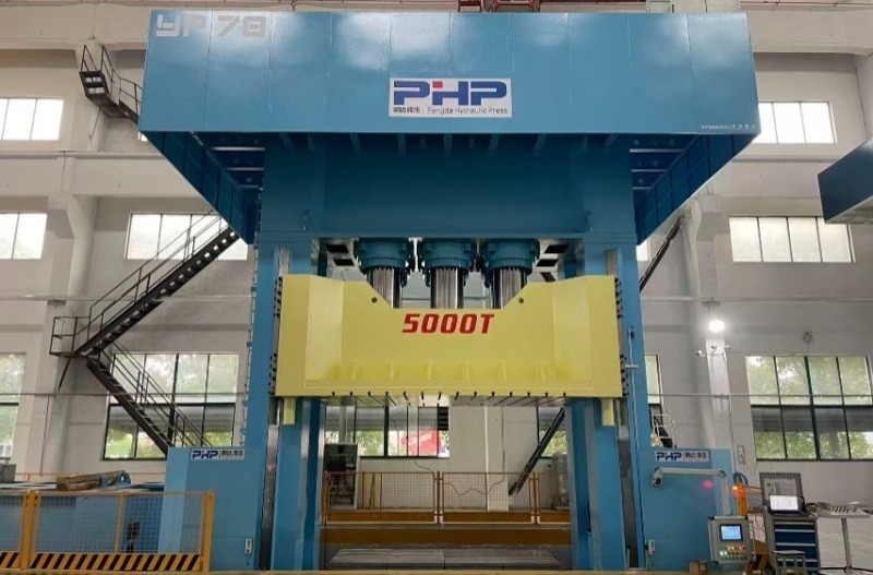 Ce tipuri de materiale poate prelucra o presă termoplastică?